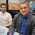 Ângelo Rabelo (terno) e Gustavo Figuerôa, no estúdio da rádio Massa Campo Grande (Foto: Karina Anunciato/ Massa CG)