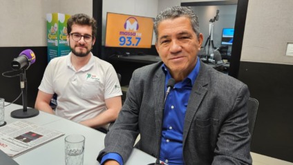 Ângelo Rabelo (terno) e Gustavo Figuerôa, no estúdio da rádio Massa Campo Grande (Foto: Karina Anunciato/ Massa CG)