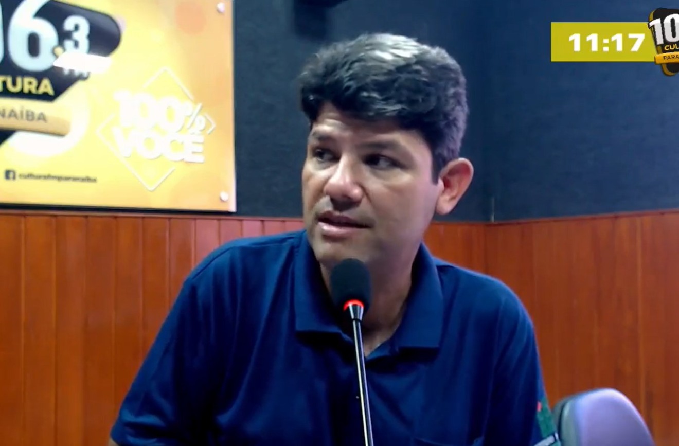 Professor Genivaldo Schilik nos estúdios da Cultura FM Paranaíba - Foto: Cultura FM