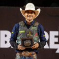 Gustavo Luiz da Silva comemora vitória histórica na arena de Barretos, onde se consagrou campeão da etapa da PBR Brazil.(Foto PBR)
