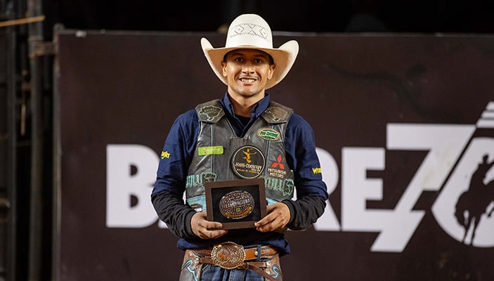 Gustavo Luiz da Silva comemora vitória histórica na arena de Barretos, onde se consagrou campeão da etapa da PBR Brazil.(Foto PBR)