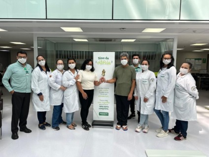 Jair Lemos acompanhado de sua esposa e da equipe médica - Foto: Divulgação/ Unimed