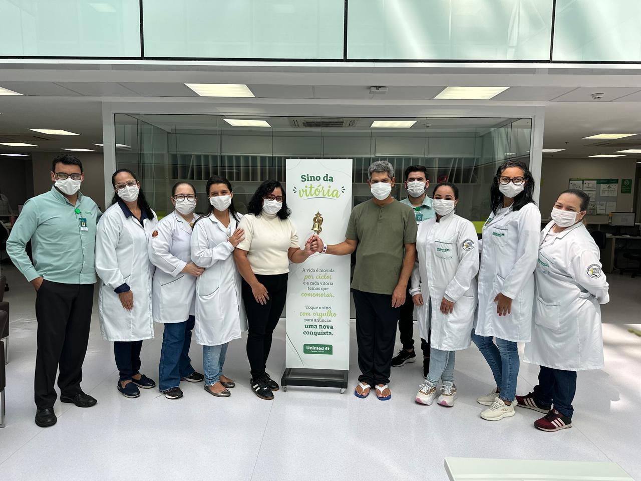 Jair Lemos acompanhado de sua esposa e da equipe médica - Foto: Divulgação/ Unimed
