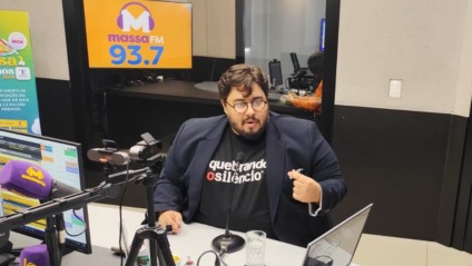 Jefferson Braun, no estúdio da rádio Massa Campo Grande (Foto: João Balbueno/ Massa CG)