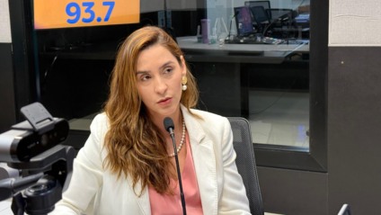 Kelly Luiza Ferreira do Valle, no estúdio da rádio Massa Campo Grande (Foto: Adriano Hany/ Massa CG)