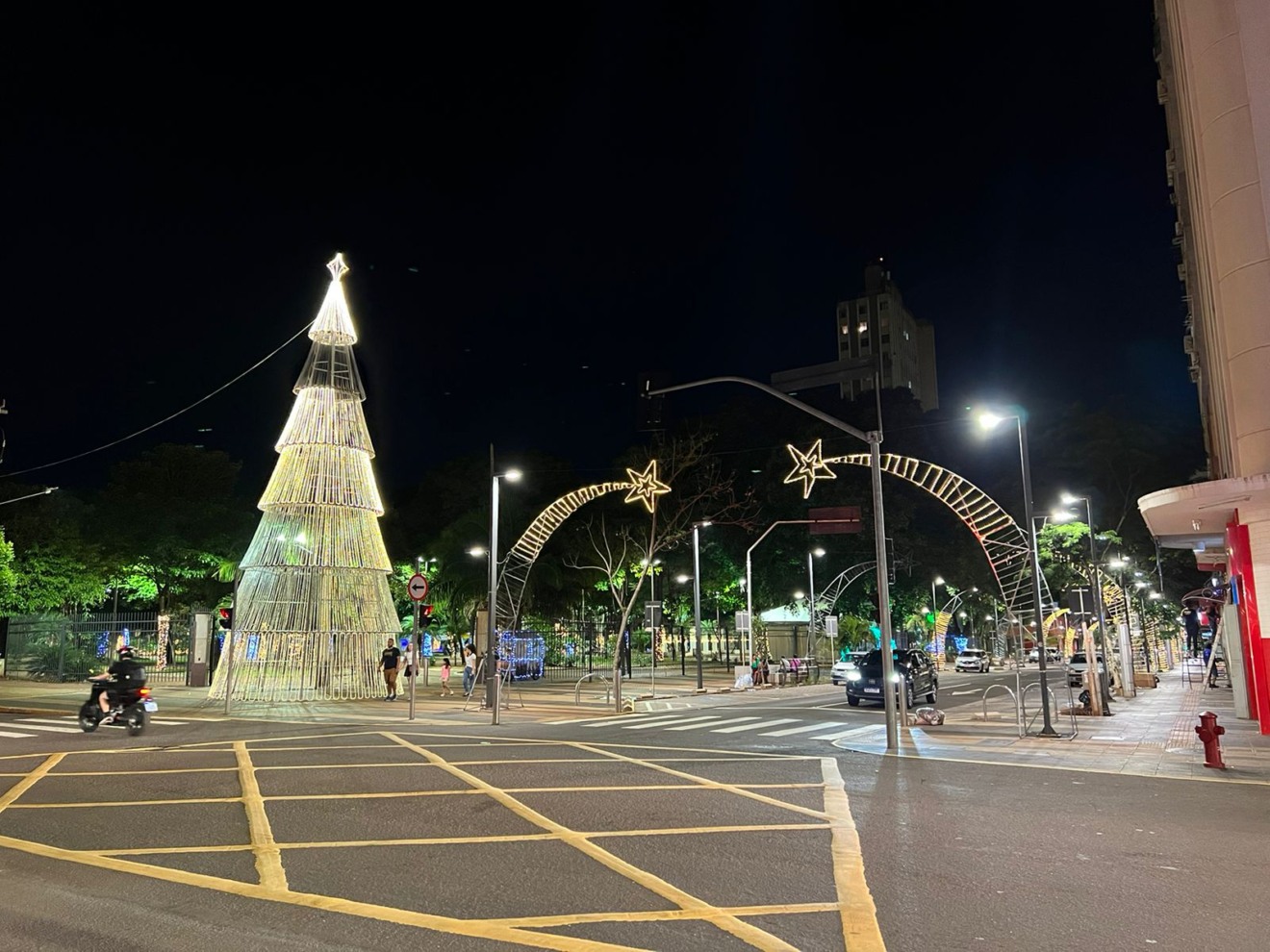 Rua 14 de Julho recebe as tradicionais luzes de natal em Campo Grande - Foto: Reprodução/ Prefeitura de CG