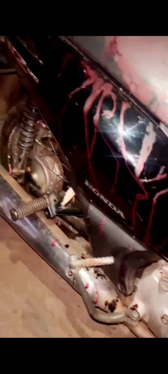 Moto usada para fuga em busca de socorro. 