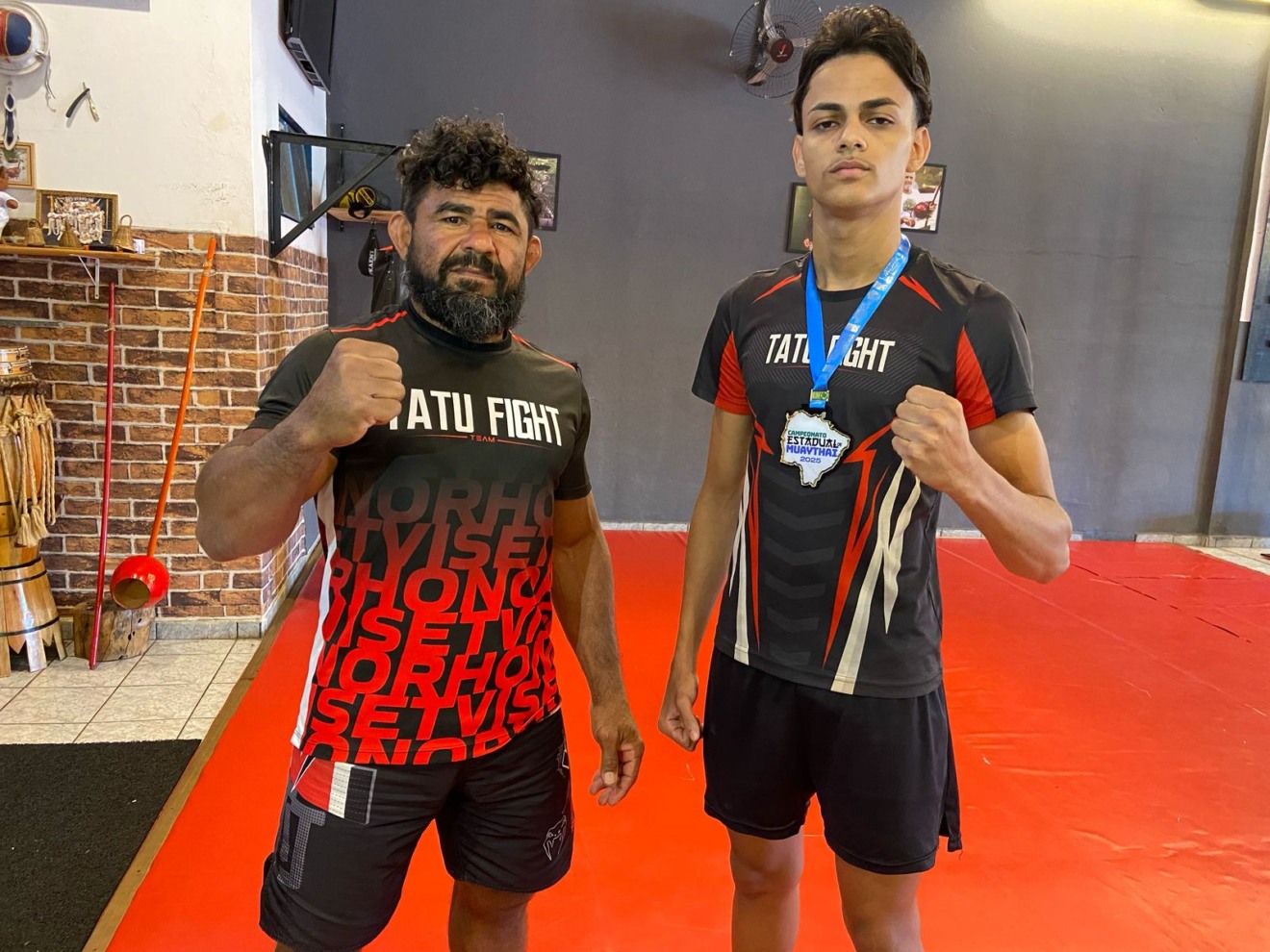 Atleta da equipe Tatu Fight Team, ele fez sua estreia em torneios e conquistou um resultado expressivo para Três Lagoas. Foto: Reprodução/TVC HD.