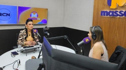 Andrea Massoud (Turca), no estúdio da rádio Massa Campo Grande (Foto: Karina Anunciato/ Massa CG)