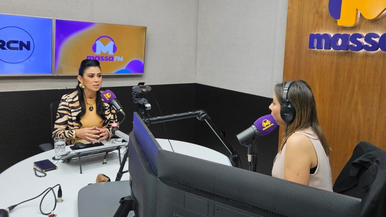 Andrea Massoud (Turca), no estúdio da rádio Massa Campo Grande (Foto: Karina Anunciato/ Massa CG)