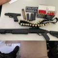 Durante as buscas na casa de um dos investigados foram apreendidas duas pistolas e uma arma longa calibre 12. (Divulgação PF)