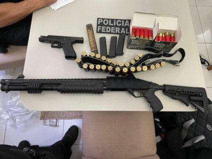 Durante as buscas na casa de um dos investigados foram apreendidas duas pistolas e uma arma longa calibre 12. (Divulgação PF)