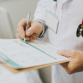 Prescrição médica só pode ser escrita à mão em emergências, desde que letra de fôrma seja usada - Foto: Reprodução/ Defensoria Pública de MS
