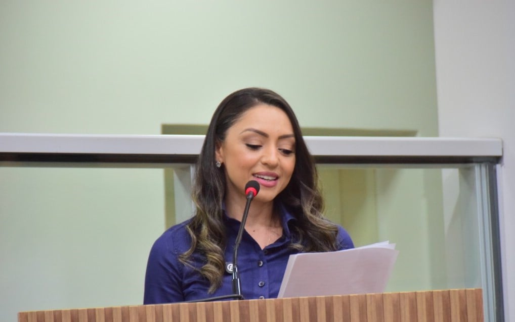 Priscila Guimarães, criadora do aplicativo Be Safe Mulher, em discurso na Câmara de Paranaíba - Foto/Luiz Carlos