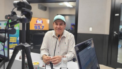 Secretário Valdir Gomes, no estúdio da rádio Massa Campo Grande (Foto: Rodigo Moreira/ Massa CG)