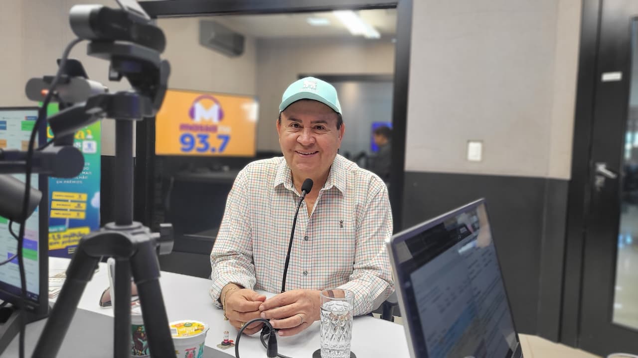 Secretário Valdir Gomes, no estúdio da rádio Massa Campo Grande (Foto: Rodigo Moreira/ Massa CG)
