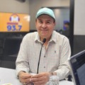Valdir Gomes, no estúdio da rádio Massa Campo Grande (Foto: Rodrigo Moreira/ Massa CG)