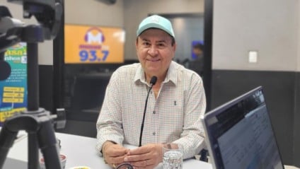 Valdir Gomes, no estúdio da rádio Massa Campo Grande (Foto: Rodrigo Moreira/ Massa CG)