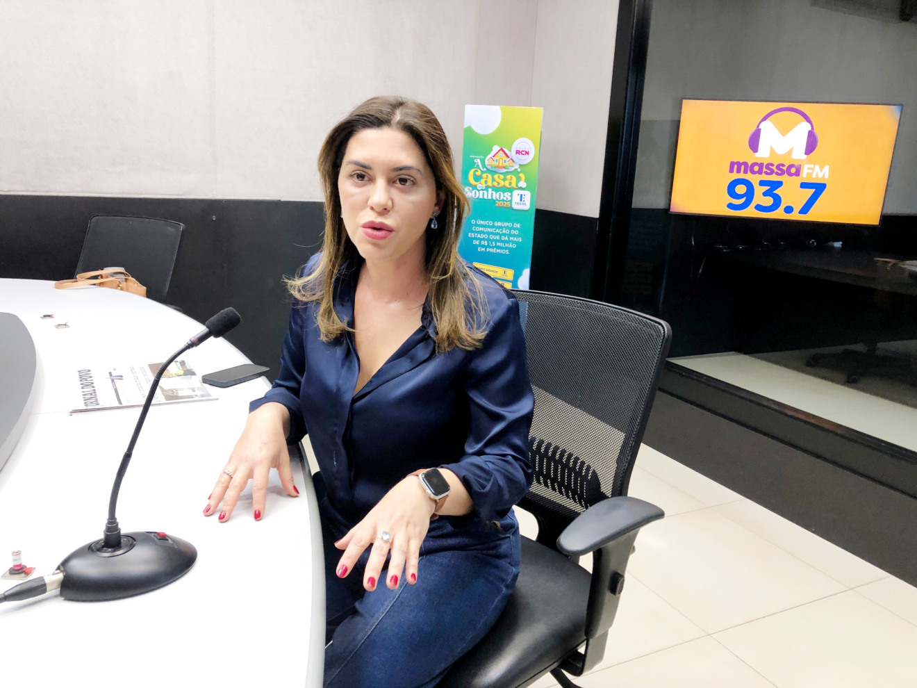 Secretária > Estadual de Cidadania, Viviane Luiza nos estúdios da Massa FM CG 