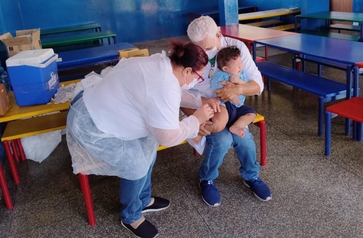 Vacina será aplicada em crianças de 6 a 11 meses e 29 dias como medida preventiva adicional ao calendário de rotina - Foto: Reprodução/SES