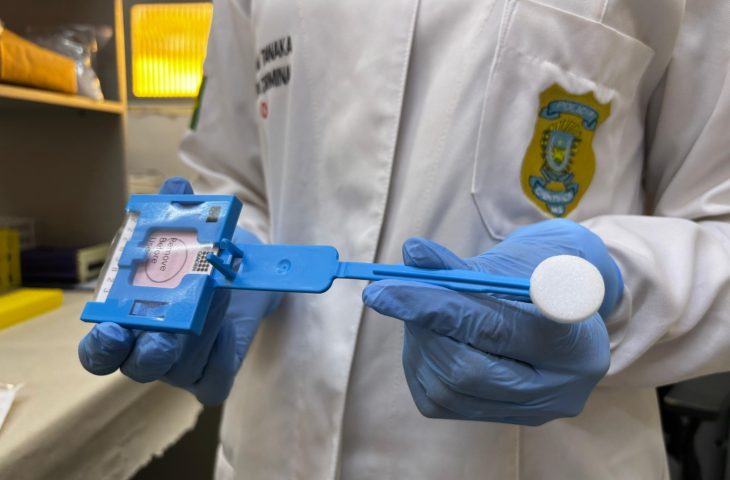 A coleta do material genético é indolor - Reprodução/Agência de Notícias MS