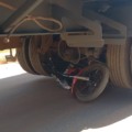 Moto vai parar debaixo de carreta e motociclista escapa ileso de grave acidente