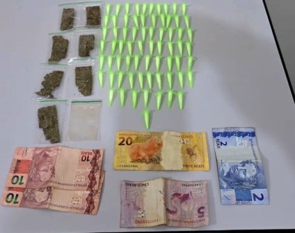 Policiais flagraram o suspeito retirando entorpecentes de tubulação - Foto: Divulgação/Polícia Civil de MS