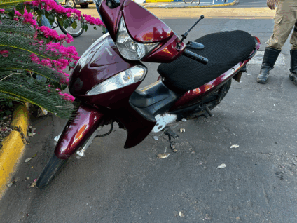 Idosa fica ferida após acidente entre moto e carro em cruzamento de Três Lagoas