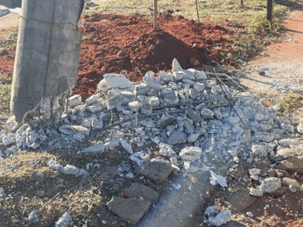 Colisão com poste provoca interdição e transtornos no trânsito em Três Lagoas