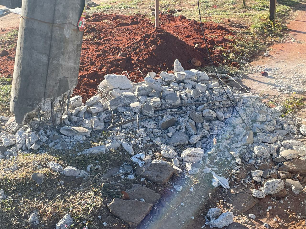 Trânsito ficou lento e com picos de bloqueio para a remoção do poste. Foto: Divulgação.