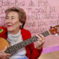 Luci Silveira de Moraes vestiu o figurino da Dama do Rasqueado com direito a violão - Foto: Reprodução/ Prefeitura de CG