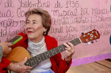Luci Silveira de Moraes vestiu o figurino da Dama do Rasqueado com direito a violão - Foto: Reprodução/ Prefeitura de CG
