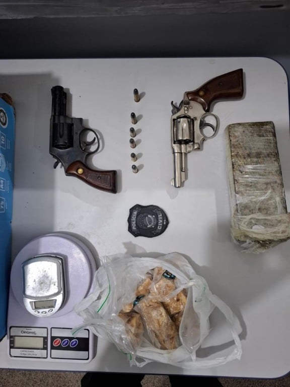 Homem é preso por tráfico de drogas e posse ilegal de armas em Água Clara