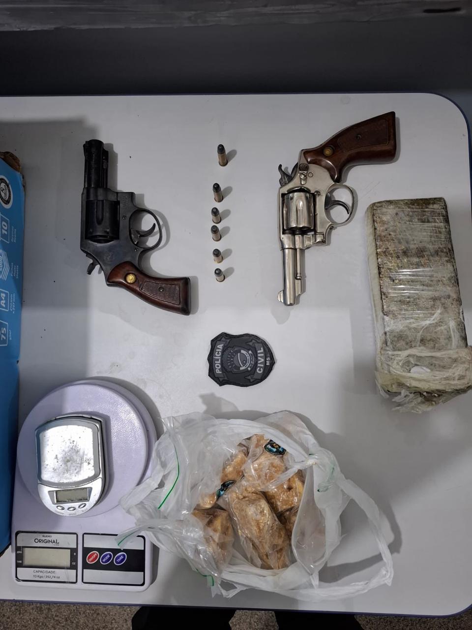 Durante cumprimento do mandado judicial, foram encontrados diversos produtos como celulares, balança de precisão revolveres e drogas. Foto: Divulgação/Polícia Civil.