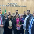 Vereadora Cláudia Padim retornou da licença para tratamento oncológico, e foi recepcionada por seus colegas (Foto: Sarah Protz/Assessoria)