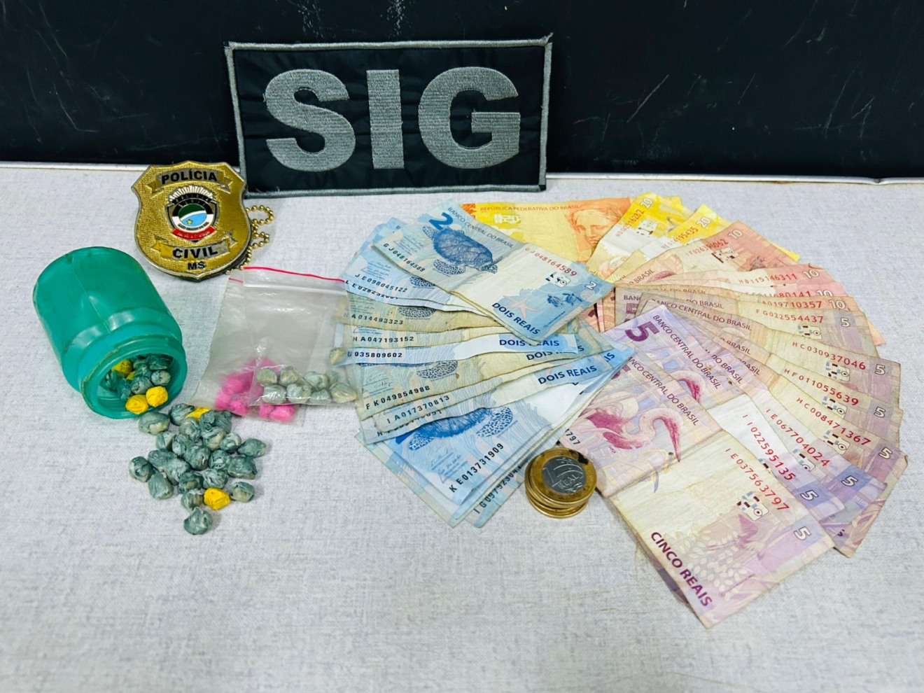 Os policiais encontraram R$ 175,00 em notas pequenas e porções de entorpecentes - Foto: Reprodução/ PCMS