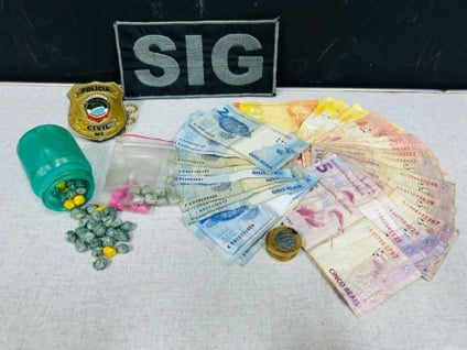 Os policiais encontraram R$ 175,00 em notas pequenas e porções de entorpecentes - Foto: Reprodução/ PCMS