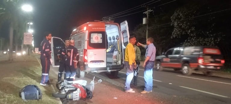 Motociclista sofre traumatismo craniano após colisão com picape na entrada de Três Lagoas