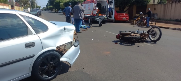 Motociclista fica ferido após colisão com carro em cruzamento no bairro Vila Nova
