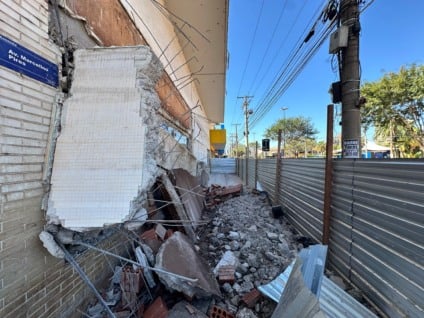 Laje cedeu e desabou sobre os dois trabalhadores / Foto: Léo Junior/Rádio Massa FM