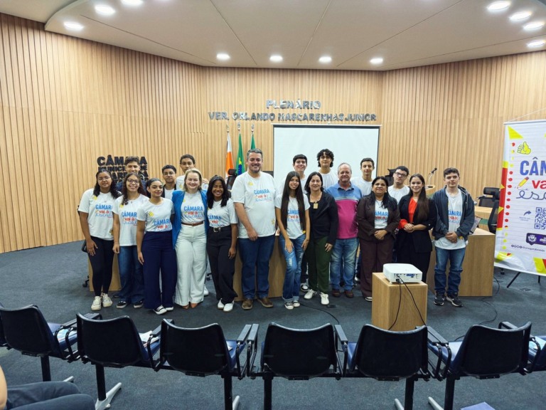 Vereadores e delegados representantes das escolas (Foto: Sarah Protz/Assessoria)