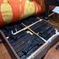 Parte do entorpecente estava escondido na cama - Foto: Divulgação/PCMS