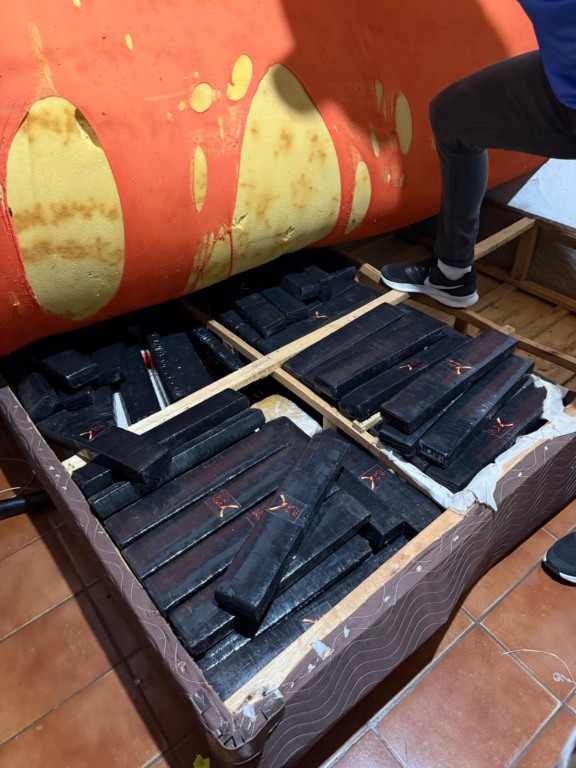Parte do entorpecente estava escondido na cama - Foto: Divulgação/PCMS