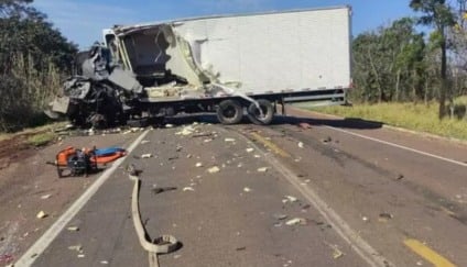 Dois caminhoneiros morrem em colisão frontal na BR-262