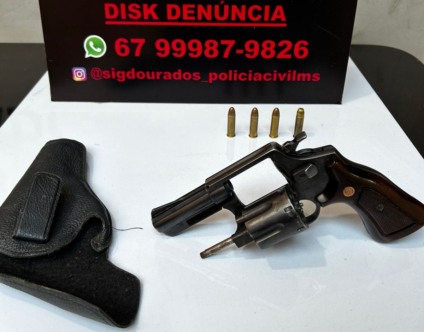 Os policiais civis localizaram o investigado bebendo em um bar na região do Jardim Itália. Com ele, foi apreendido um revólver calibre 38 com 4 munições. (Divulgação/PCMS)
