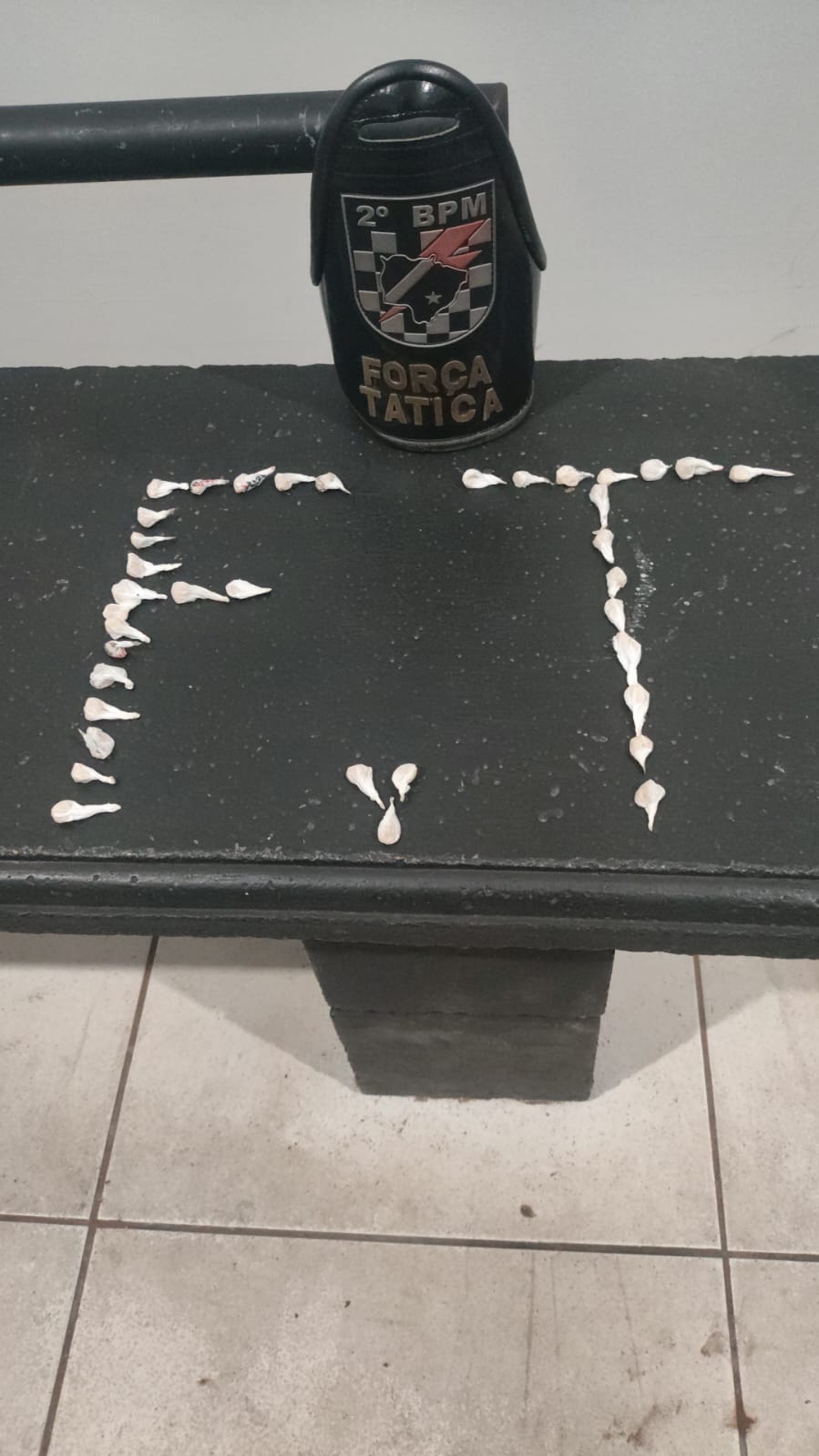 Um suspeito por tráfico e outros quatro de serem consumidores de drogas foram levados para Depac e autuados. Foto: Divulgação/Polícia Militar. Um suspeito por tráfico e outros quatro de serem consumidores de drogas foram levados para Depac e autuados. Foto: Divulgação/Polícia Militar.