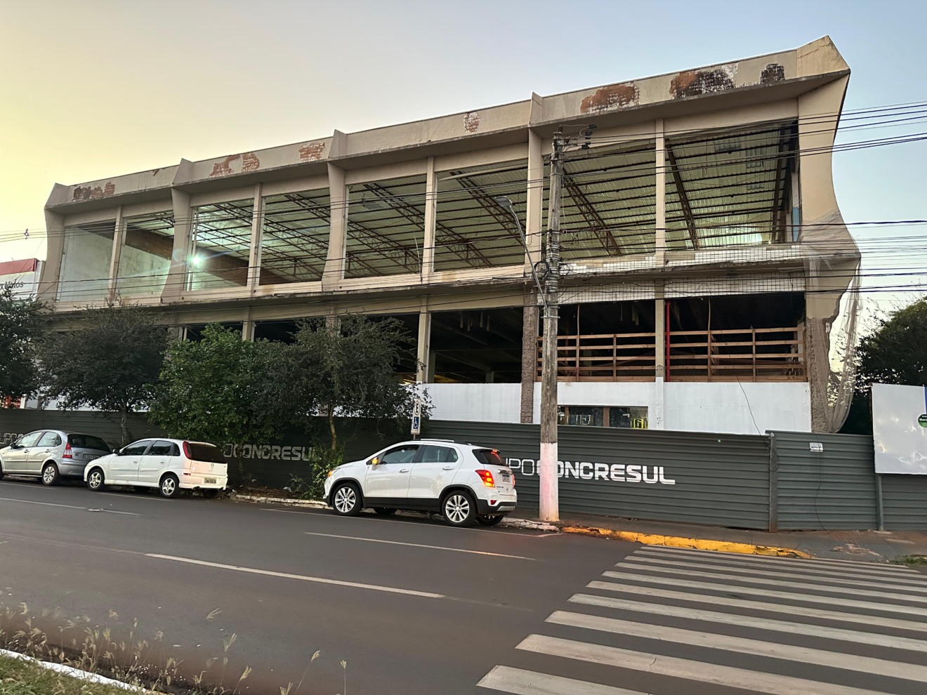 Após meses de impasses, atrasos e descumprimento de cláusulas contratuais, a Câmara de Dourados rescindiu o contrato com a construtora Concresul. (Foto: Léo Júnior)