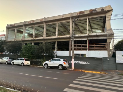 Após meses de impasses, atrasos e descumprimento de cláusulas contratuais, a Câmara de Dourados rescindiu o contrato com a construtora Concresul. (Foto: Léo Júnior)