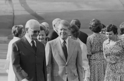 Presidente Ernesto Geisel (à esq.) recebe Jimmy Carter (ao centro) em Brasília em 1978 - Foto:  ARQUIVO/ESTADÃO CONTEÚDO/