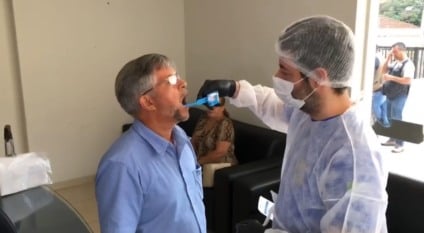 Coleta de DNA é realizada por meio da amostra de saliva (Foto: Karina Anunciato/ Massa FM)